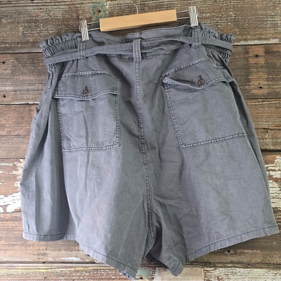 NWOT Old Navy Grey Paper Bag Shorts Size 3X - Picture 2 of 4
